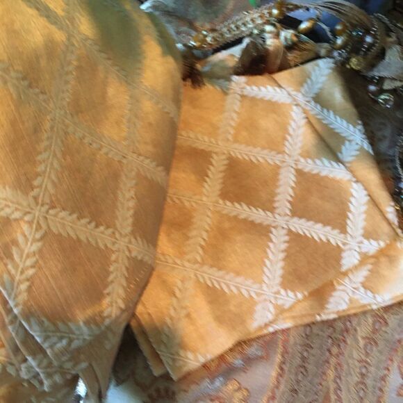 DIAMOND GOLD Dinner Napkins! - Picture 10 of 12